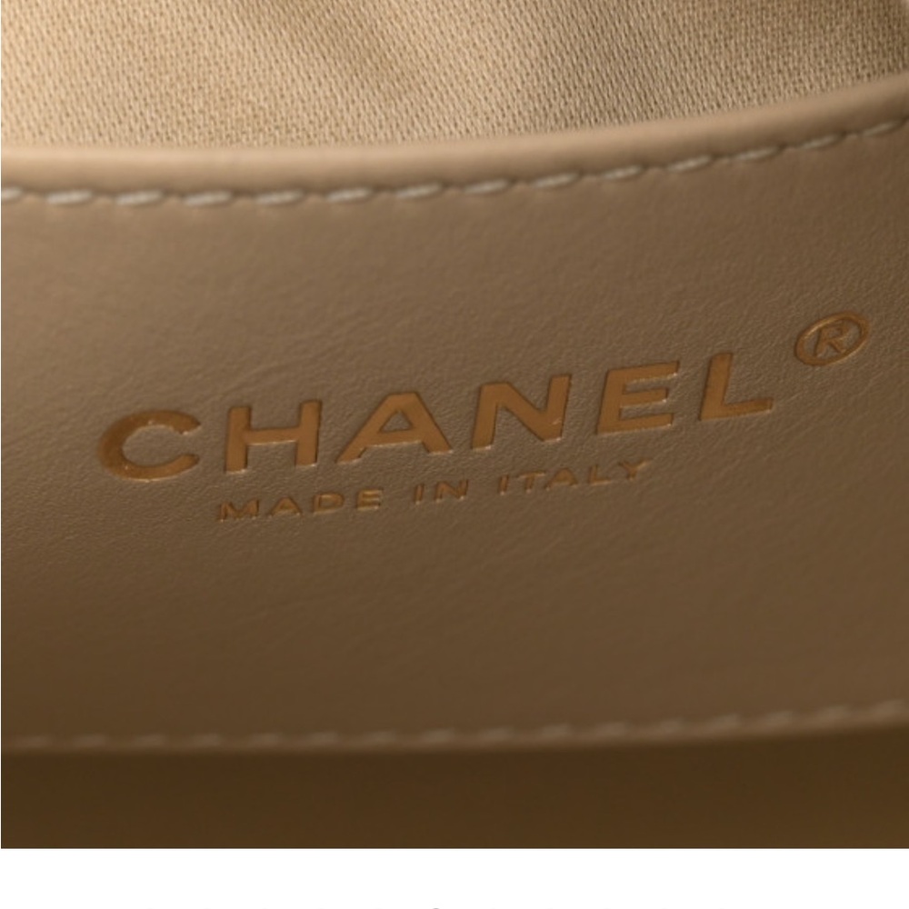 CHANEL
Metallic Caviar Quilted Small
Chanel 25 Hobo Gold - Picture 5 of 10